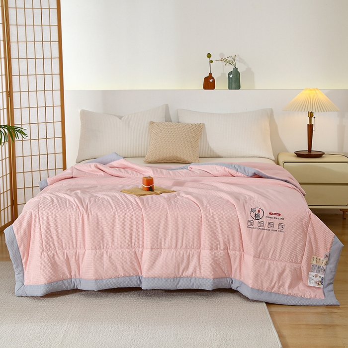 91家纺网 家纺一手货源 找家纺 爱宝被业 2025新款泡泡纱夏被 粉色