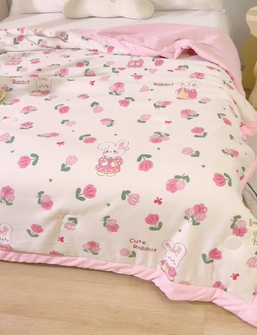 91家纺网 家纺一手货源 找家纺 爱宝被业 2025新款水洗棉麻双层纱夏凉被 花园兔