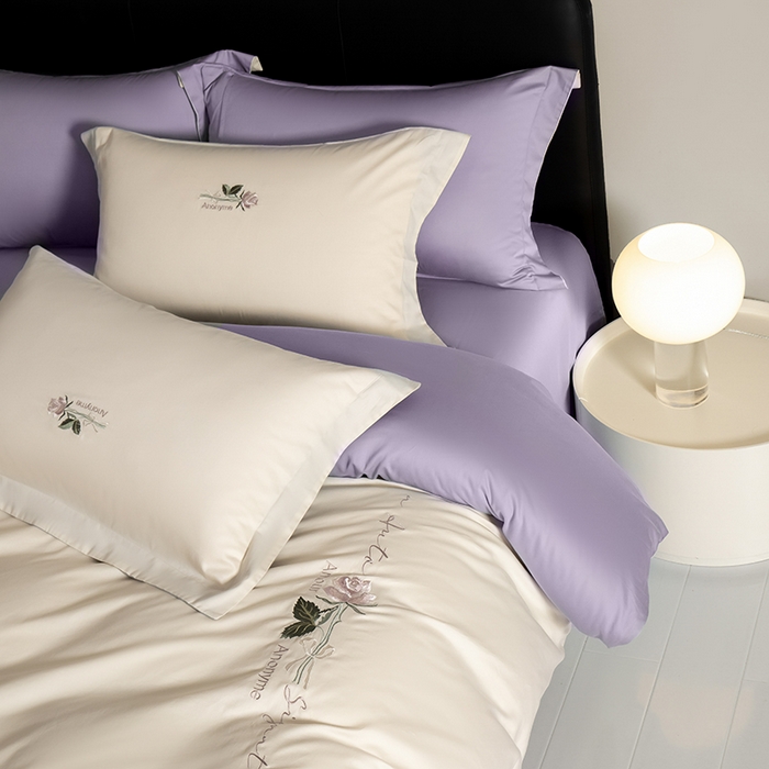 91家纺网 家纺一手货源 找家纺 秀色家纺 2025新款轻奢60支贡缎长绒纯棉四件套全棉简约清新刺绣花被套床单高级感 奶昔白+丁香