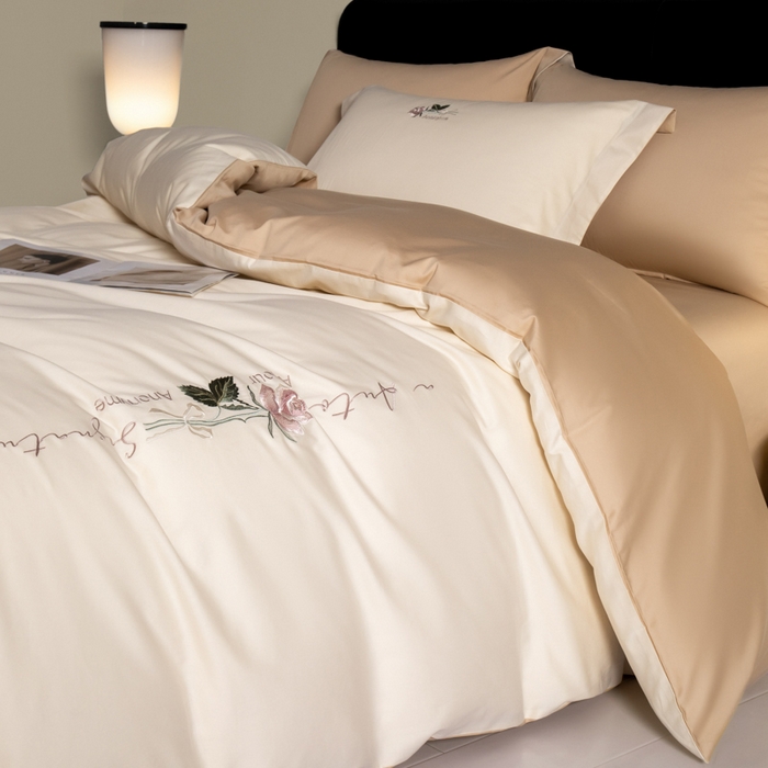 91家纺网 家纺一手货源 找家纺 秀色家纺 2025新款轻奢60支贡缎长绒纯棉四件套全棉简约清新刺绣花被套床单高级感 唤醒-奶昔白+香槟金