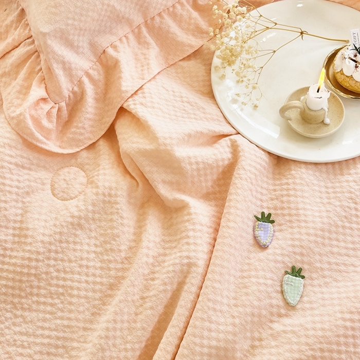 91家纺网 家纺一手货源 找家纺 米菲 2024新款泡泡棉纯色花边款夏被夏被四件套 樱花粉