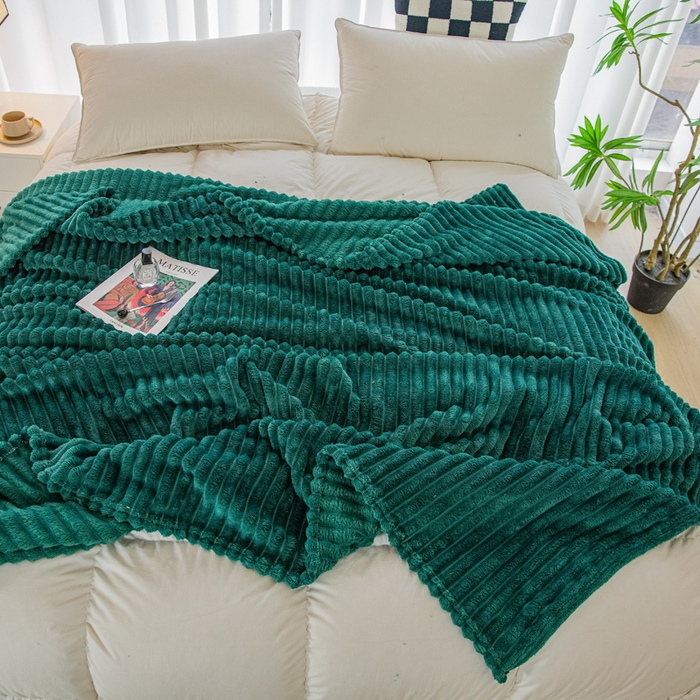 91家纺网 家纺一手货源 找家纺 卡琪曼 2024新款高克重魔法绒牛奶绒毛毯毯子 墨绿