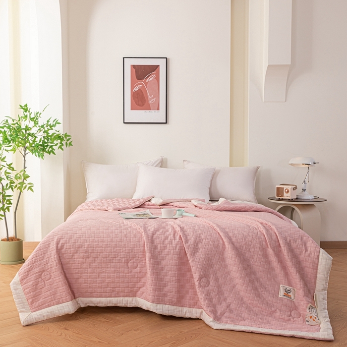 91家纺网 家纺一手货源 找家纺 爱宝被业 2025新款华夫格提花针织棉纤维夏被 山茶粉