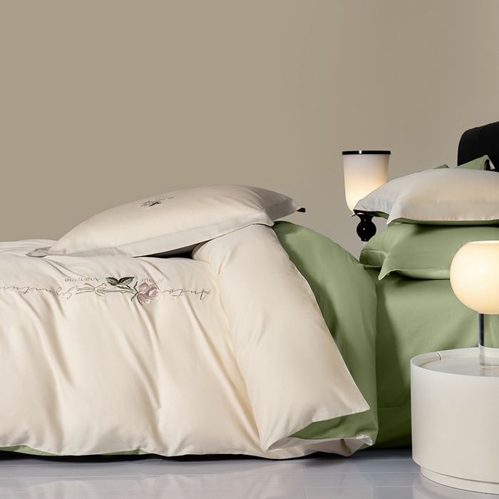 91家纺网 家纺一手货源 找家纺 秀色家纺 2025新款轻奢60支贡缎长绒纯棉四件套全棉简约清新刺绣花被套床单高级感 奶昔白+莺茶绿