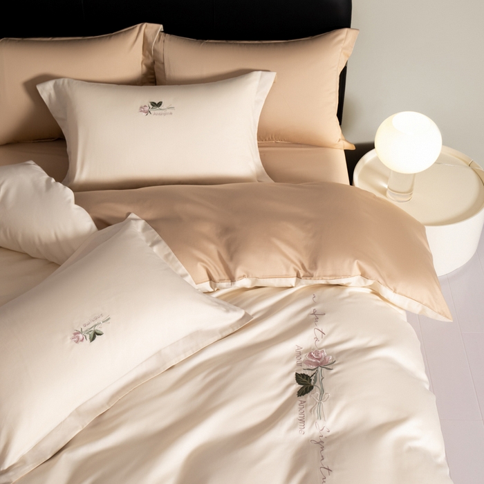 91家纺网 家纺一手货源 找家纺 秀色家纺 2025新款轻奢60支贡缎长绒纯棉四件套全棉简约清新刺绣花被套床单高级感 唤醒-奶昔白+香槟金