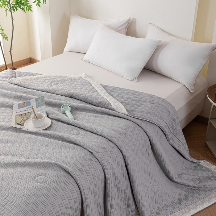 91家纺网 家纺一手货源 找家纺 爱宝被业 2025新款华夫格提花针织棉纤维夏被 绅士灰