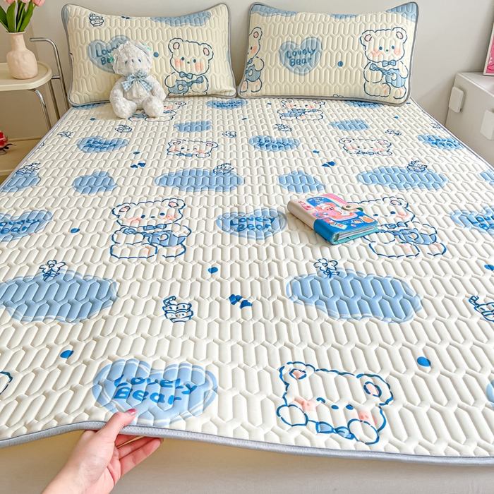 91家纺网 家纺一手货源 找家纺 沐慕 2024新款小清新印花乳胶凉席 吉他熊