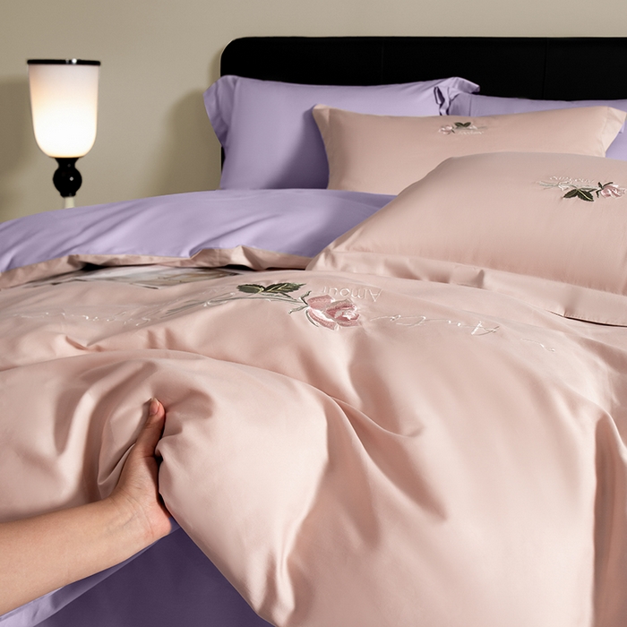 91家纺网 家纺一手货源 找家纺 秀色家纺 2025新款轻奢60支贡缎长绒纯棉四件套全棉简约清新刺绣花被套床单高级感 茱萸粉+丁香