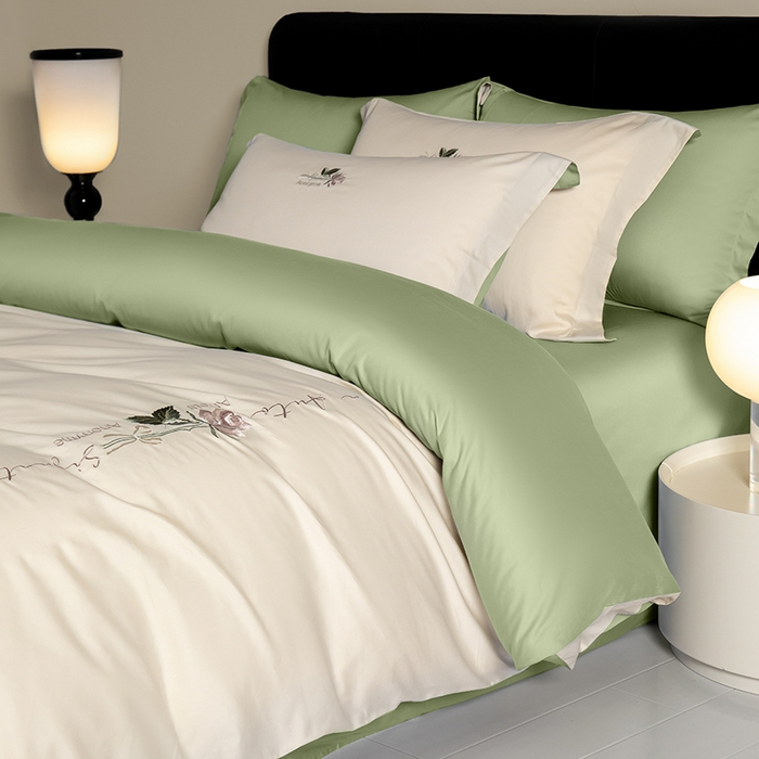 91家纺网 家纺一手货源 找家纺 秀色家纺 2025新款轻奢60支贡缎长绒纯棉四件套全棉简约清新刺绣花被套床单高级感 奶昔白+莺茶绿