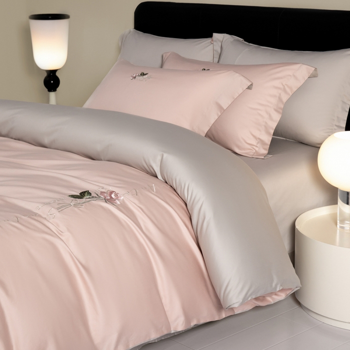 91家纺网 家纺一手货源 找家纺 秀色家纺 2025新款轻奢60支贡缎长绒纯棉四件套全棉简约清新刺绣花被套床单高级感 唤醒-茱萸粉+烟墨灰