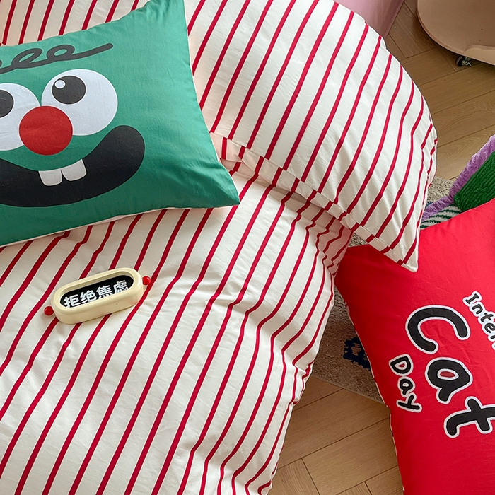 91家纺网 家纺一手货源 找家纺  2024新款大版枕套数码印花全棉四件套 红条纹