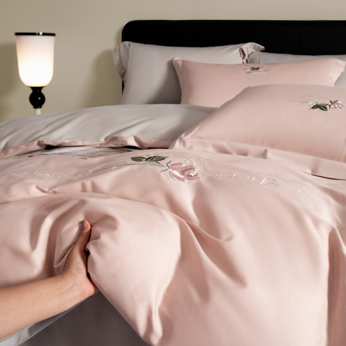 91家纺网 家纺一手货源 找家纺 秀色家纺 2025新款轻奢60支贡缎长绒纯棉四件套全棉简约清新刺绣花被套床单高级感 唤醒-茱萸粉+烟墨灰