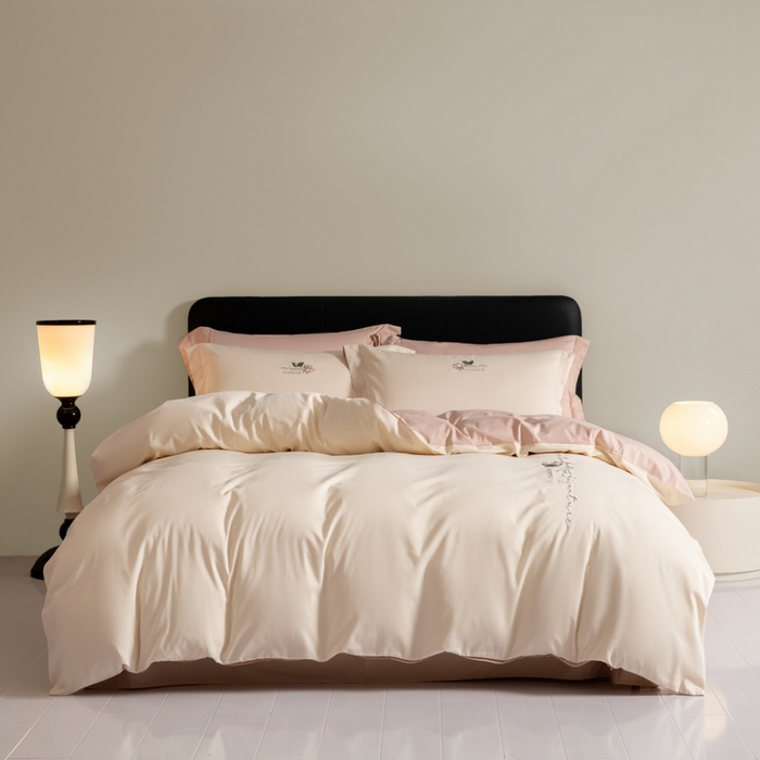 91家纺网 家纺一手货源 找家纺 秀色家纺 2025新款轻奢60支贡缎长绒纯棉四件套全棉简约清新刺绣花被套床单高级感 唤醒-奶昔白+茱萸粉