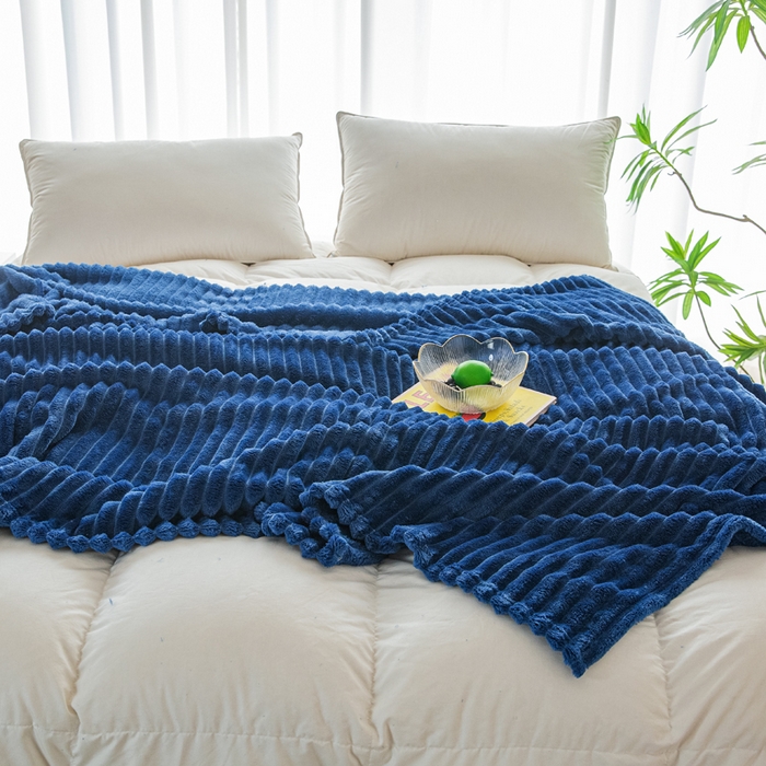 91家纺网 家纺一手货源 找家纺 卡琪曼 2024新款高克重魔法绒牛奶绒毛毯毯子 深蓝