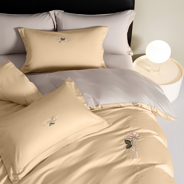 91家纺网 家纺一手货源 找家纺 秀色家纺 2025新款轻奢60支贡缎长绒纯棉四件套全棉简约清新刺绣花被套床单高级感 香槟金+烟墨灰