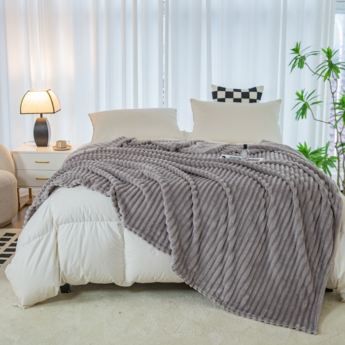 91家纺网 家纺一手货源 找家纺 卡琪曼 2024新款高克重魔法绒牛奶绒毛毯毯子 浅灰