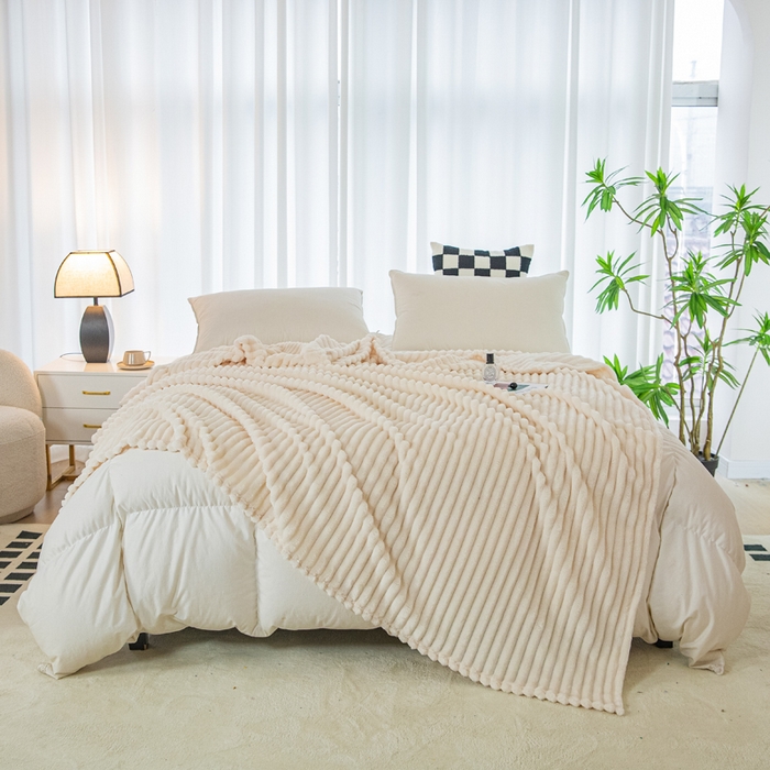 91家纺网 家纺一手货源 找家纺 卡琪曼 2024新款高克重魔法绒牛奶绒毛毯毯子 米白