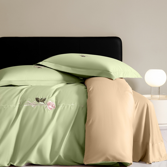 91家纺网 家纺一手货源 找家纺 秀色家纺 2025新款轻奢60支贡缎长绒纯棉四件套全棉简约清新刺绣花被套床单高级感 莺茶绿+香槟金