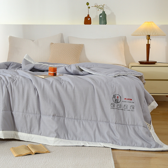 91家纺网 家纺一手货源 找家纺 爱宝被业 2025新款泡泡纱夏被 灰色