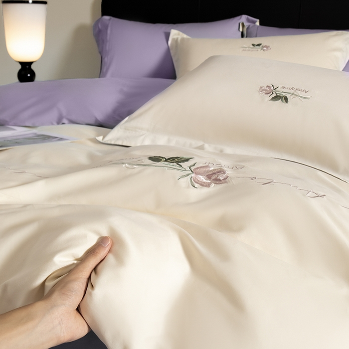 91家纺网 家纺一手货源 找家纺 秀色家纺 2025新款轻奢60支贡缎长绒纯棉四件套全棉简约清新刺绣花被套床单高级感 奶昔白+丁香