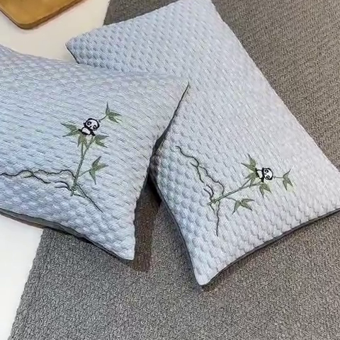 91家纺网 家纺一手货源 找家纺  2025新款凉感席夏季冰藤枕茶叶枕 熊猫凉豆枕