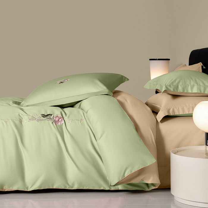 91家纺网 家纺一手货源 找家纺 秀色家纺 2025新款轻奢60支贡缎长绒纯棉四件套全棉简约清新刺绣花被套床单高级感 莺茶绿+香槟金