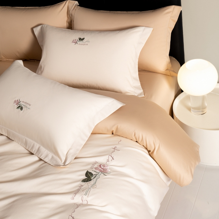 91家纺网 家纺一手货源 找家纺 秀色家纺 2025新款轻奢60支贡缎长绒纯棉四件套全棉简约清新刺绣花被套床单高级感 唤醒-奶昔白+香槟金