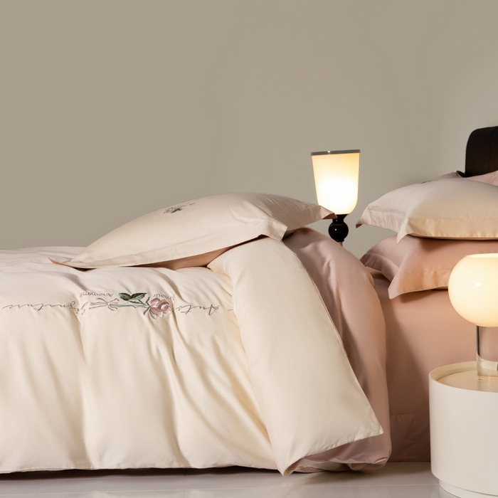 91家纺网 家纺一手货源 找家纺 秀色家纺 2025新款轻奢60支贡缎长绒纯棉四件套全棉简约清新刺绣花被套床单高级感 唤醒-奶昔白+茱萸粉