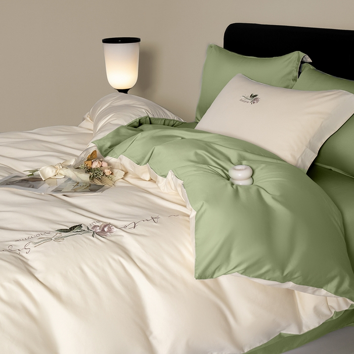 91家纺网 家纺一手货源 找家纺 秀色家纺 2025新款轻奢60支贡缎长绒纯棉四件套全棉简约清新刺绣花被套床单高级感 奶昔白+莺茶绿