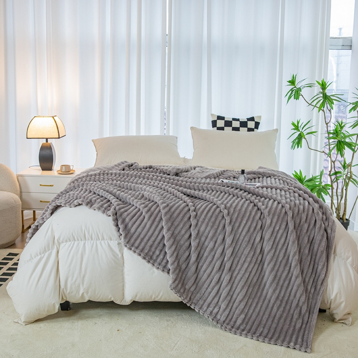 91家纺网 家纺一手货源 找家纺 卡琪曼 2024新款高克重魔法绒牛奶绒毛毯毯子 浅灰