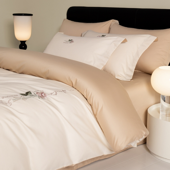 91家纺网 家纺一手货源 找家纺 秀色家纺 2025新款轻奢60支贡缎长绒纯棉四件套全棉简约清新刺绣花被套床单高级感 唤醒-奶昔白+香槟金