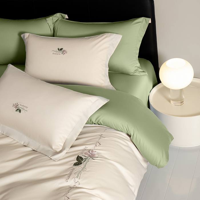 91家纺网 家纺一手货源 找家纺 秀色家纺 2025新款轻奢60支贡缎长绒纯棉四件套全棉简约清新刺绣花被套床单高级感 奶昔白+莺茶绿