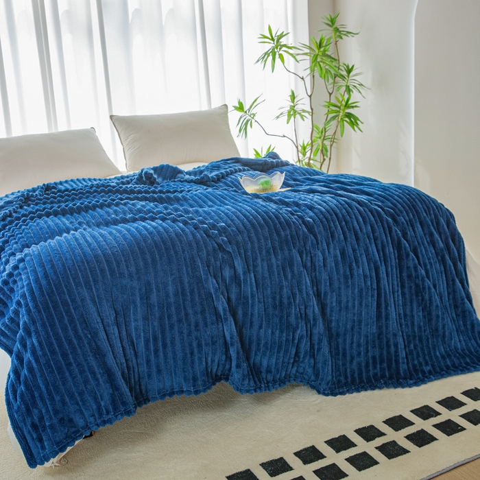 91家纺网 家纺一手货源 找家纺 卡琪曼 2024新款高克重魔法绒牛奶绒毛毯毯子 深蓝