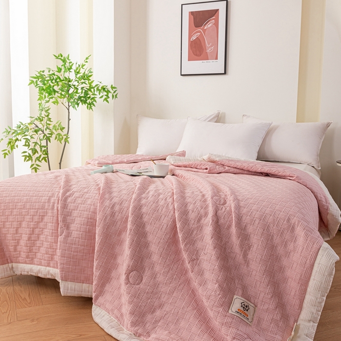 91家纺网 家纺一手货源 找家纺 爱宝被业 2025新款华夫格提花针织棉纤维夏被 山茶粉