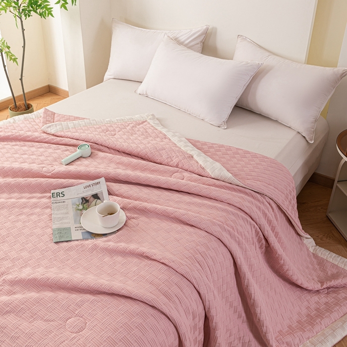 91家纺网 家纺一手货源 找家纺 爱宝被业 2025新款华夫格提花针织棉纤维夏被 山茶粉