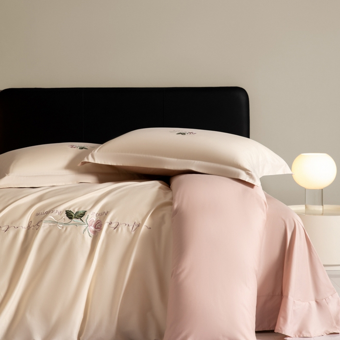 91家纺网 家纺一手货源 找家纺 秀色家纺 2025新款轻奢60支贡缎长绒纯棉四件套全棉简约清新刺绣花被套床单高级感 唤醒-奶昔白+茱萸粉