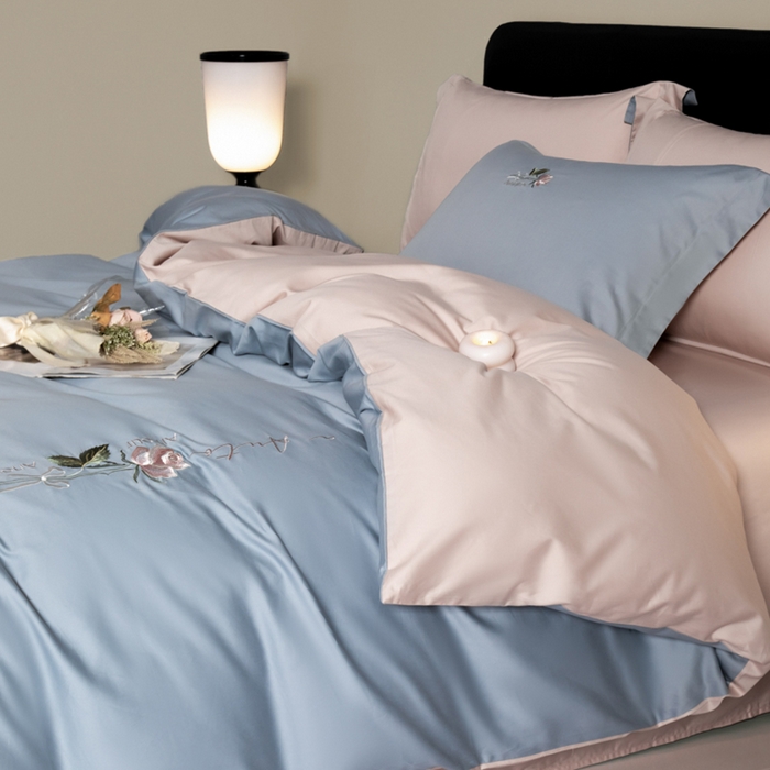 91家纺网 家纺一手货源 找家纺 秀色家纺 2025新款轻奢60支贡缎长绒纯棉四件套全棉简约清新刺绣花被套床单高级感 唤醒-天空蓝+茱萸粉