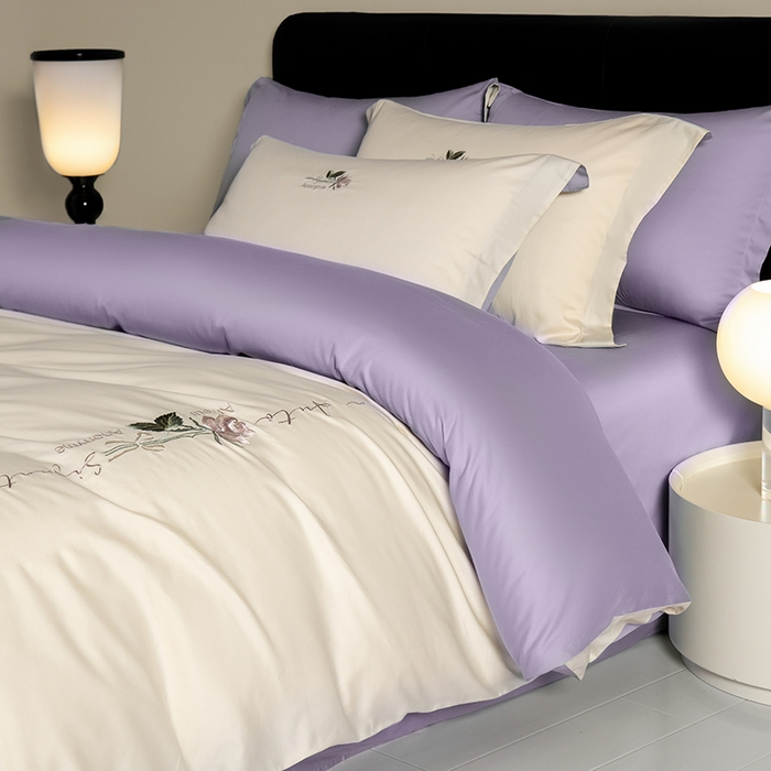 91家纺网 家纺一手货源 找家纺 秀色家纺 2025新款轻奢60支贡缎长绒纯棉四件套全棉简约清新刺绣花被套床单高级感 奶昔白+丁香