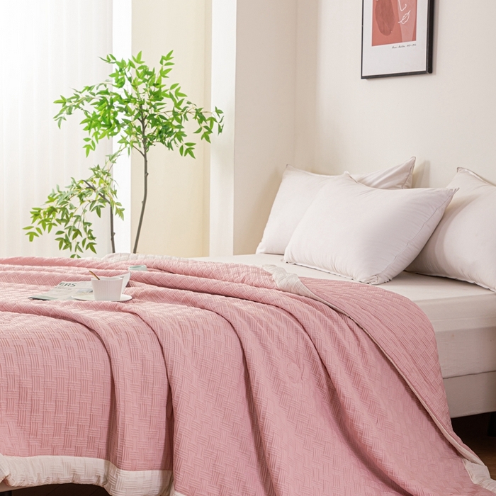 91家纺网 家纺一手货源 找家纺 爱宝被业 2025新款华夫格提花针织棉纤维夏被 山茶粉