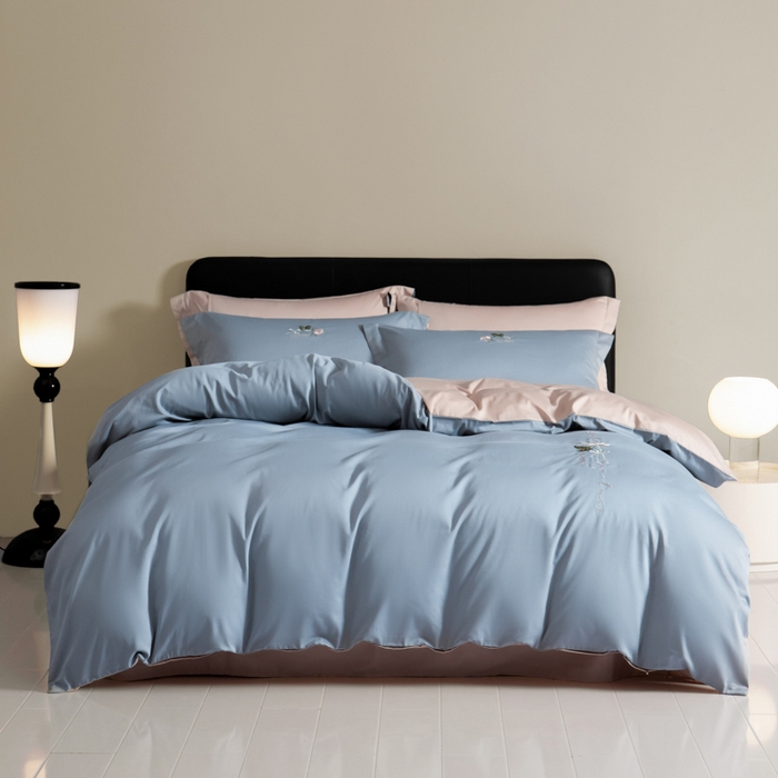 91家纺网 家纺一手货源 找家纺 秀色家纺 2025新款轻奢60支贡缎长绒纯棉四件套全棉简约清新刺绣花被套床单高级感 唤醒-天空蓝+茱萸粉