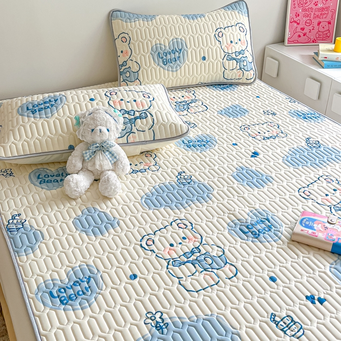 91家纺网 家纺一手货源 找家纺 沐慕 2024新款小清新印花乳胶凉席 吉他熊