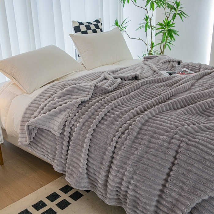 91家纺网 家纺一手货源 找家纺 卡琪曼 2024新款高克重魔法绒牛奶绒毛毯毯子 浅灰