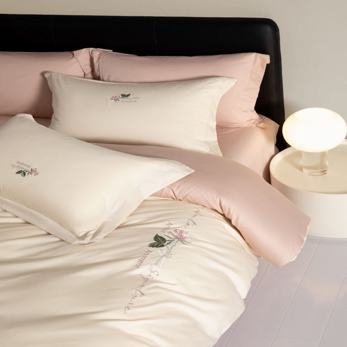 91家纺网 家纺一手货源 找家纺 秀色家纺 2025新款轻奢60支贡缎长绒纯棉四件套全棉简约清新刺绣花被套床单高级感 唤醒-奶昔白+茱萸粉