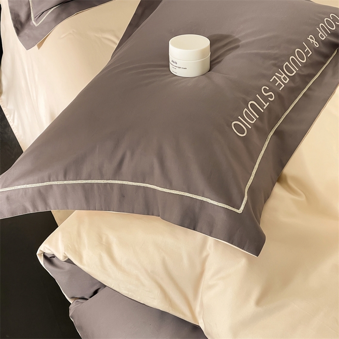 91家纺网 家纺一手货源 找家纺 荣轩家居 2024新款全棉字母一字绣古里系列四件套 古里-摩卡