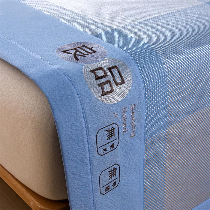 91家纺网 家纺一手货源 找家纺 启程 2024新款600D数码印花凉感冰藤席系列 蓝大格-冰藤席