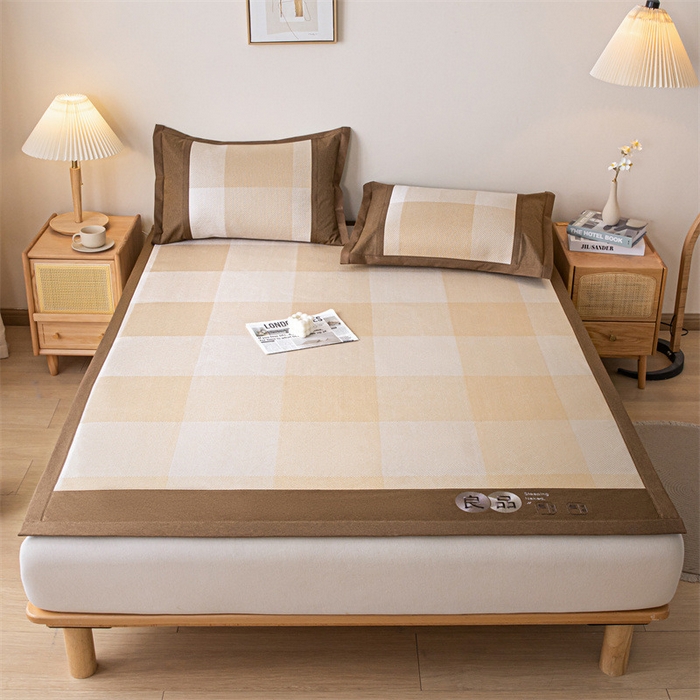 91家纺网 家纺一手货源 找家纺 启程 2024新款600D数码印花凉感冰藤席系列 卡其大格-冰藤席