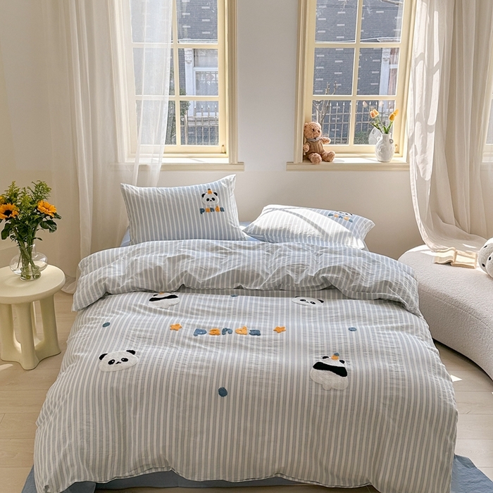 91家纺网 家纺一手货源 找家纺 洋铭区（原狠狠爱） 2024新款色织水洗棉毛巾绣四件套 小胖熊猫