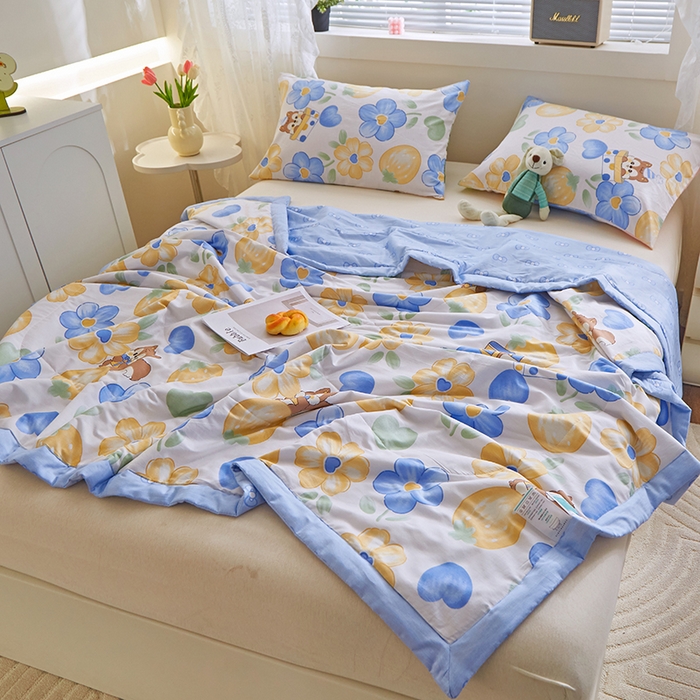 91家纺网 家纺一手货源 找家纺 金柚子2024新款全棉印花夏凉被 俏皮松鼠-蓝