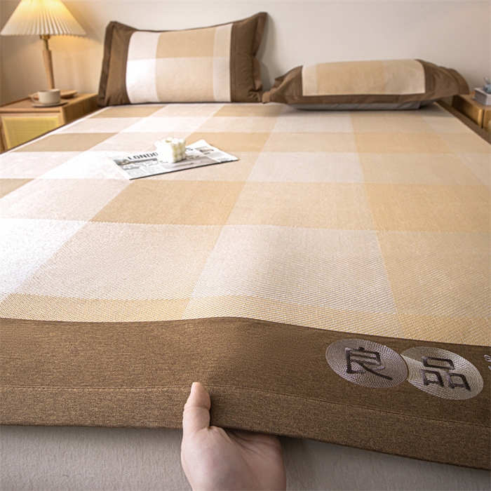 91家纺网 家纺一手货源 找家纺 启程 2024新款600D数码印花凉感冰藤席系列 卡其大格-冰藤席