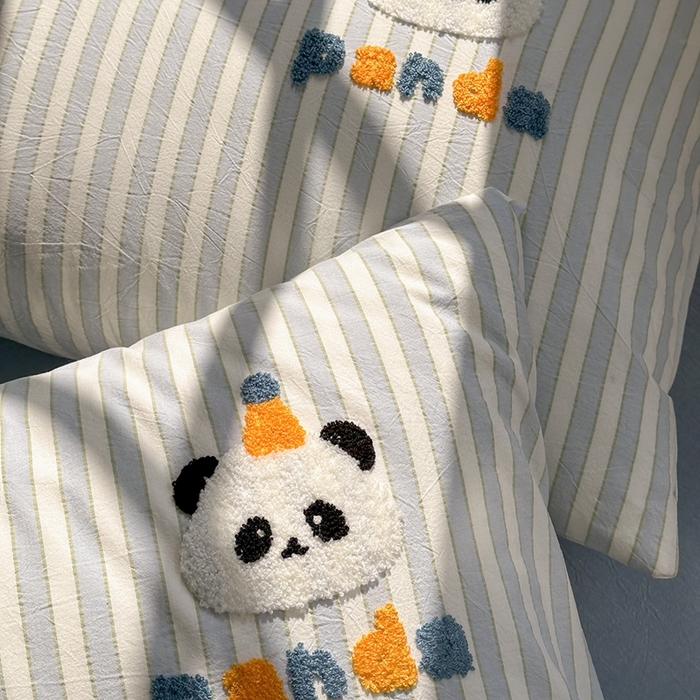 91家纺网 家纺一手货源 找家纺 洋铭区（原狠狠爱） 2024新款色织水洗棉毛巾绣四件套 小胖熊猫